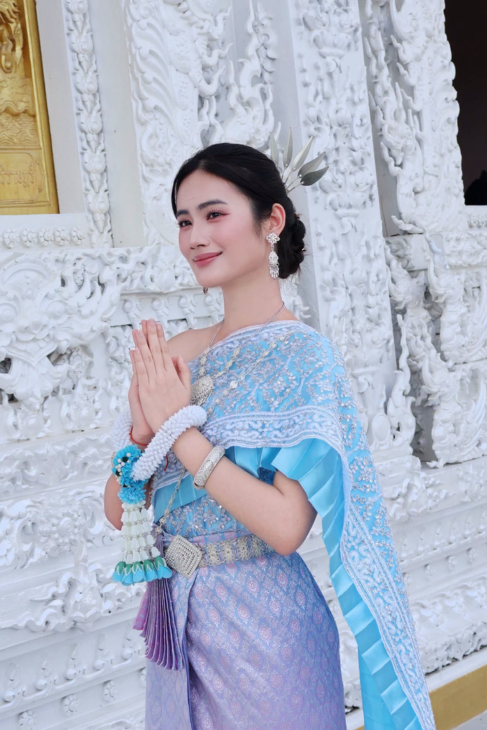 Góc nghiêng thanh tú của Hoa hậu Ý Nhi.