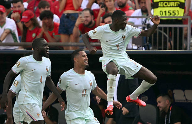 Ousmane Dembele ăn mừng bàn thắng nâng tỷ số lên 2-0 cho tuyển Pháp