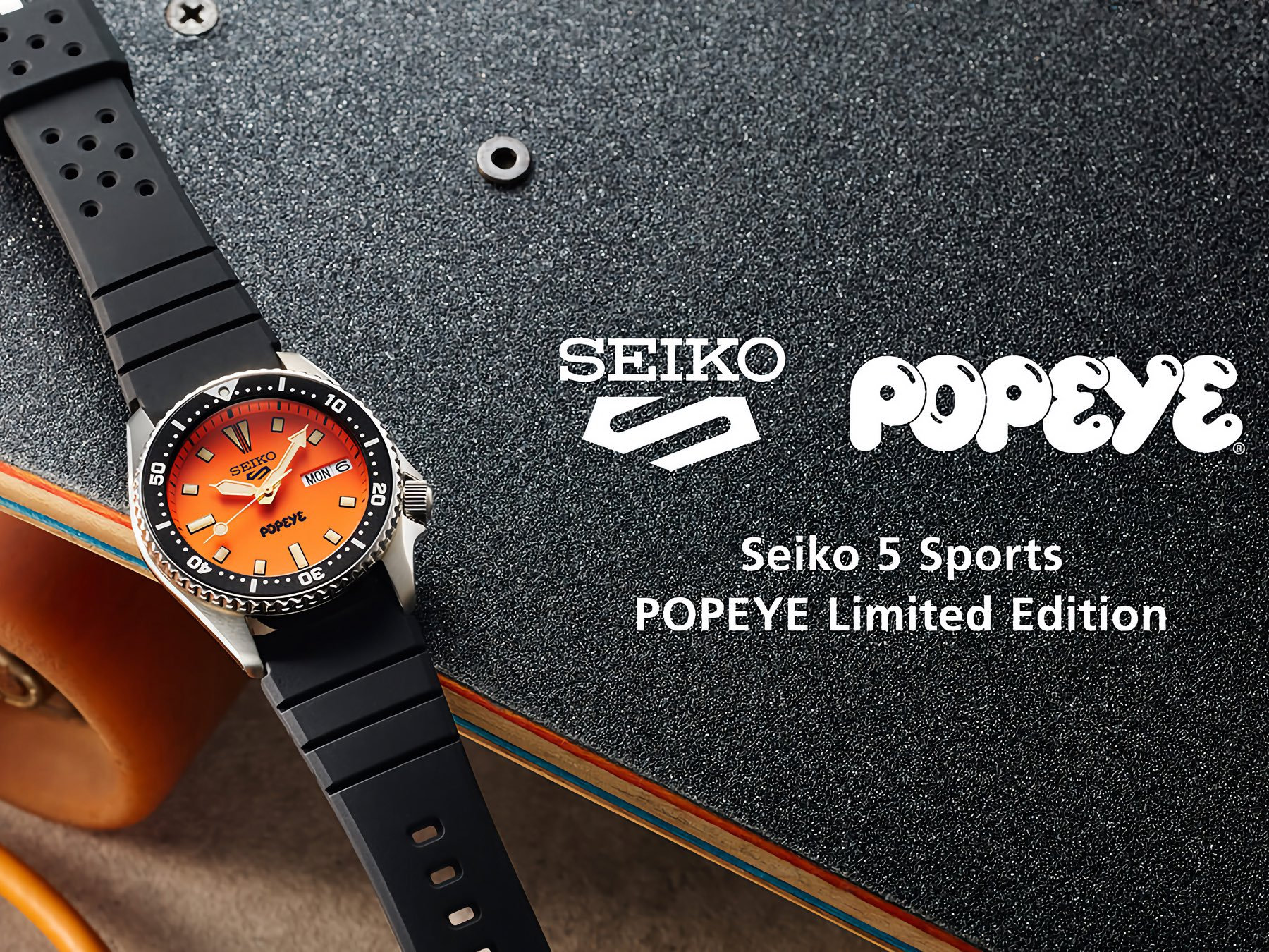 Góc nghiêng của Seiko 5 Sports x Popeye HDB013 cho thấy lớp vỏ thép không gỉ và vòng bezel đen.