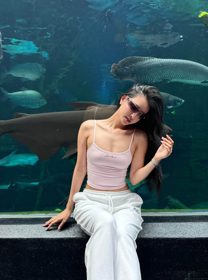 Á hậu Bùi Khánh Linh khoe eo thon nổi bật khi dạo thủy cung.