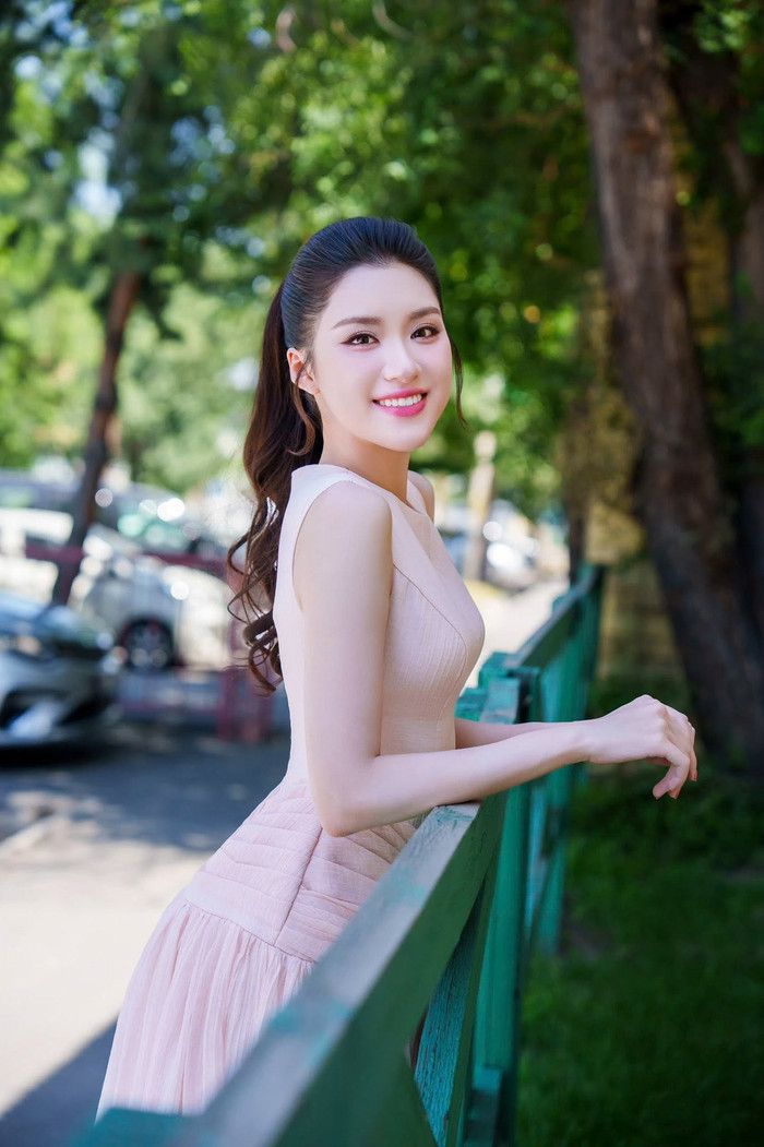 Thần thái chuyên nghiệp của Phương Oanh sau thời gian đăng quang Miss World Vietnam