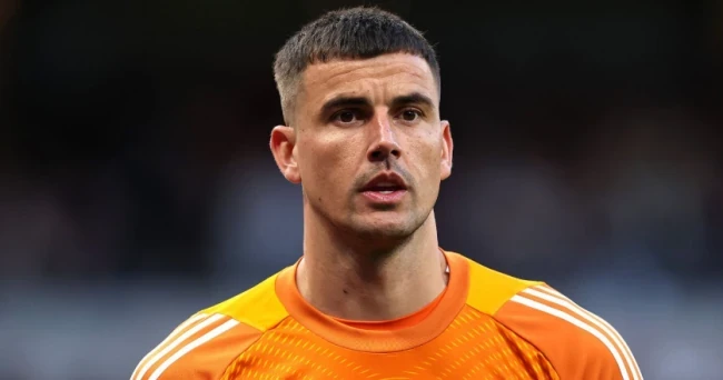 Thủ thành Karl Darlow trong màu áo Leeds United trước khi gia nhập Manchester United