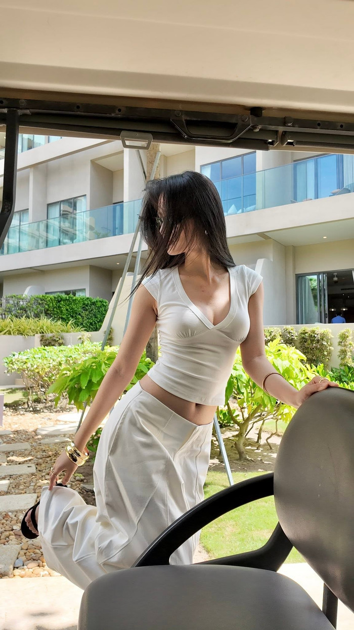 Trong chuyến du lịch Hồ Tràm cùng bạn trai, Hoa hậu Ý Nhi diện thiết kế tôn dáng.