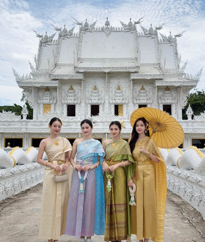 Hoa hậu Ý Nhi chụp ảnh cùng nhóm bạn tại Thái Lan.
