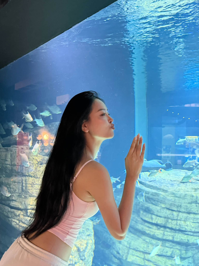 Chuyến dạo thủy cung giúp Bùi Khánh Linh khoe trọn vẻ đẹp đời thường.