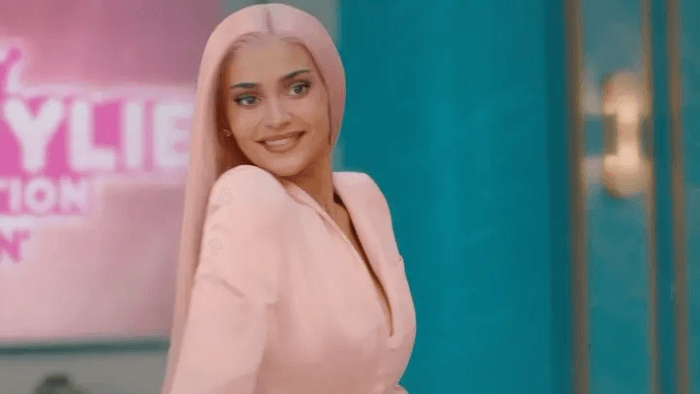 Nữ người mẫu Kylie Jenner trong chiến dịch quảng bá mới với hình tượng King Kylie