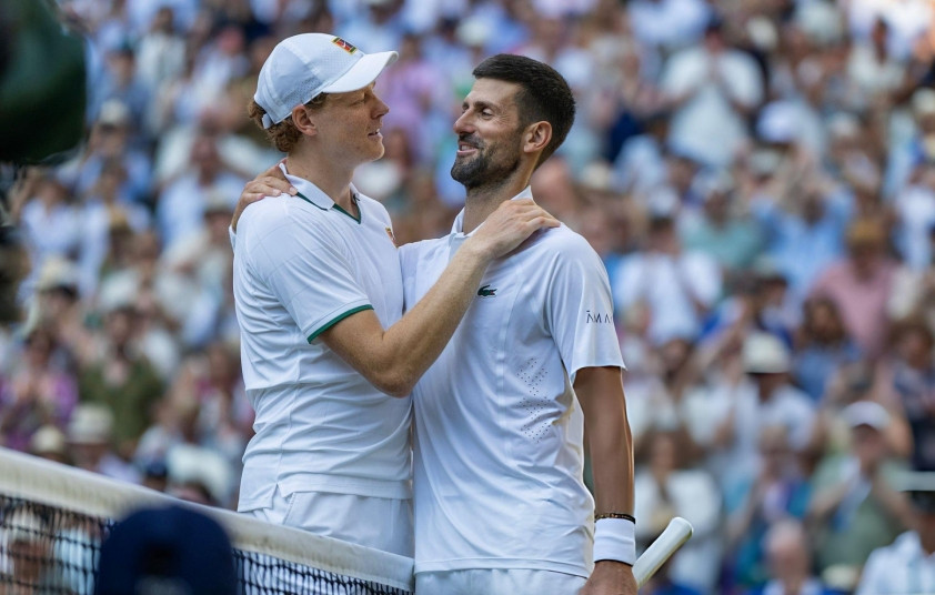 Jannik Sinner và Novak Djokovic bắt tay sau trận bán kết Wimbledon 2026