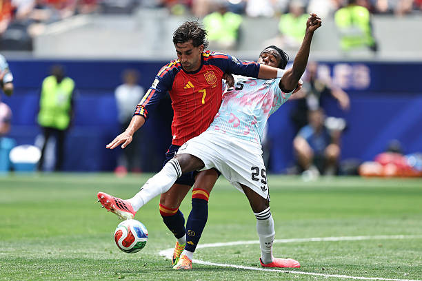 Ferran Torres di chuyển tích cực gây rối loạn hàng thủ đối phương