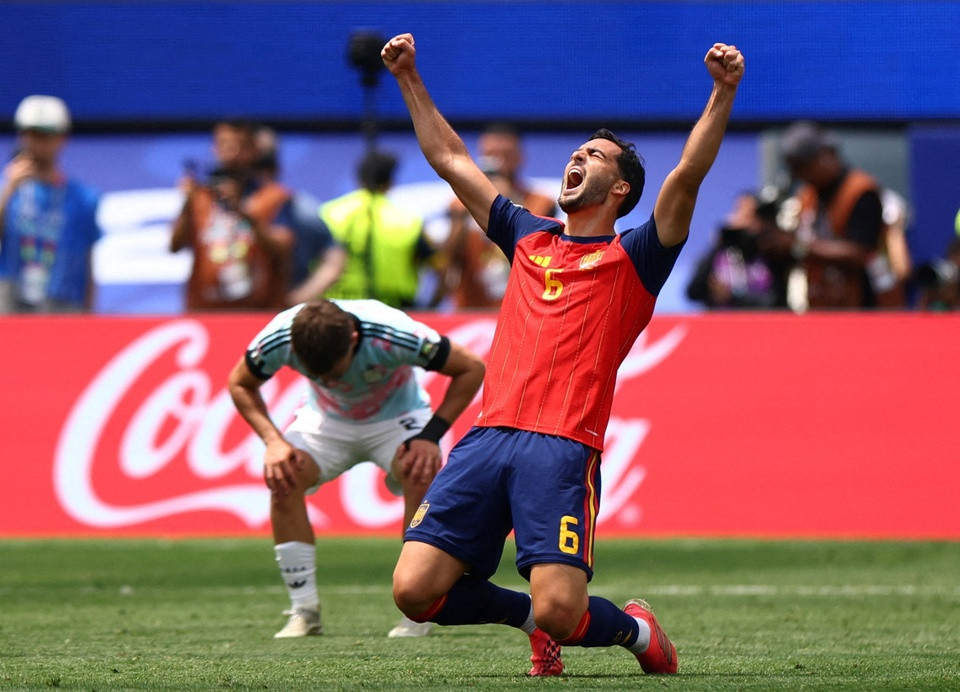 Mikel Merino ăn mừng bàn thắng cho đội tuyển Tây Ban Nha