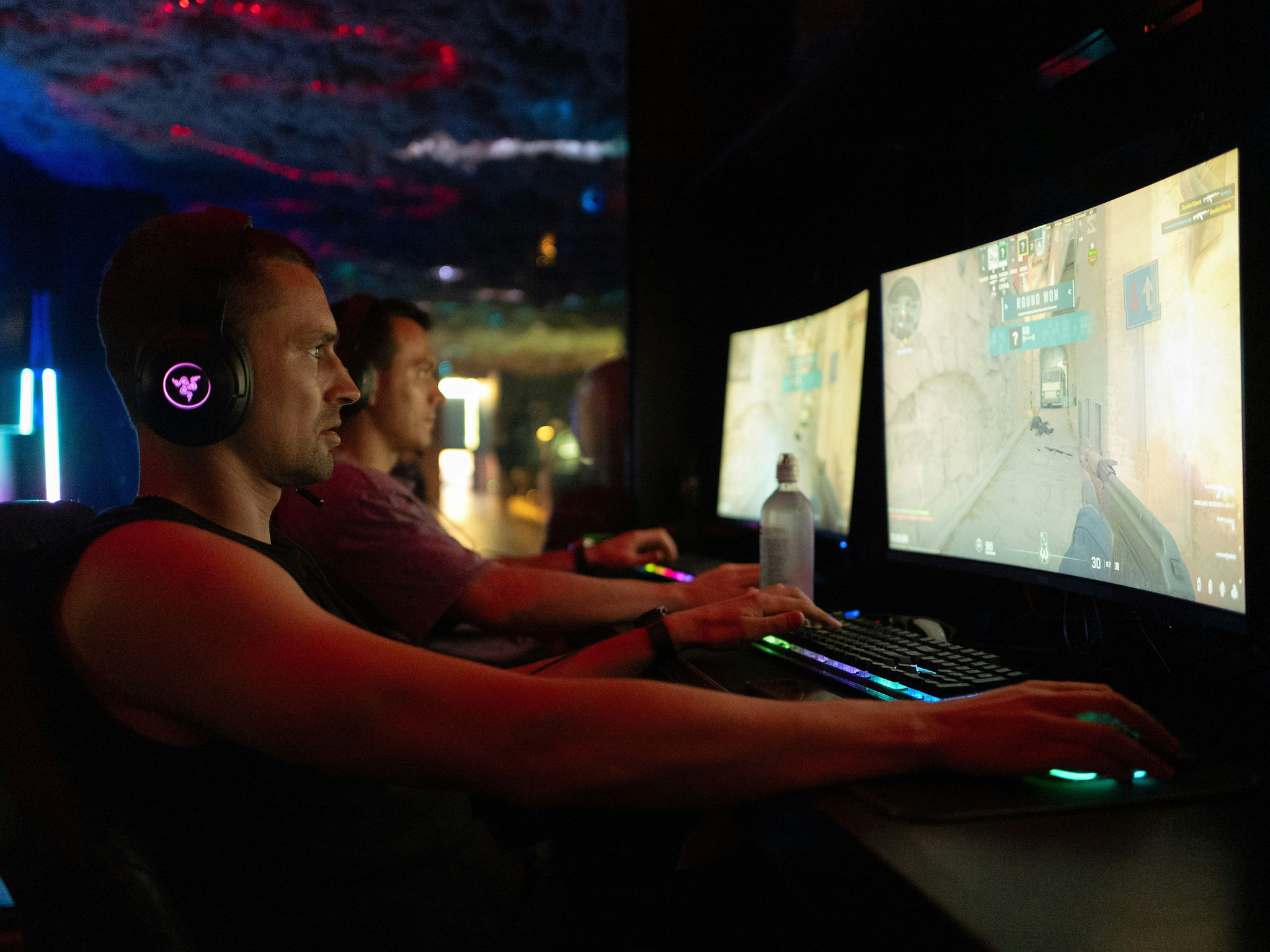 Game thủ đang trải nghiệm màn hình có tần số quét cao để tối ưu độ chính xác
