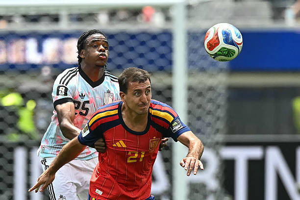 Mikel Oyarzabal thi đấu mờ nhạt trong vai trò tiền đạo cắm