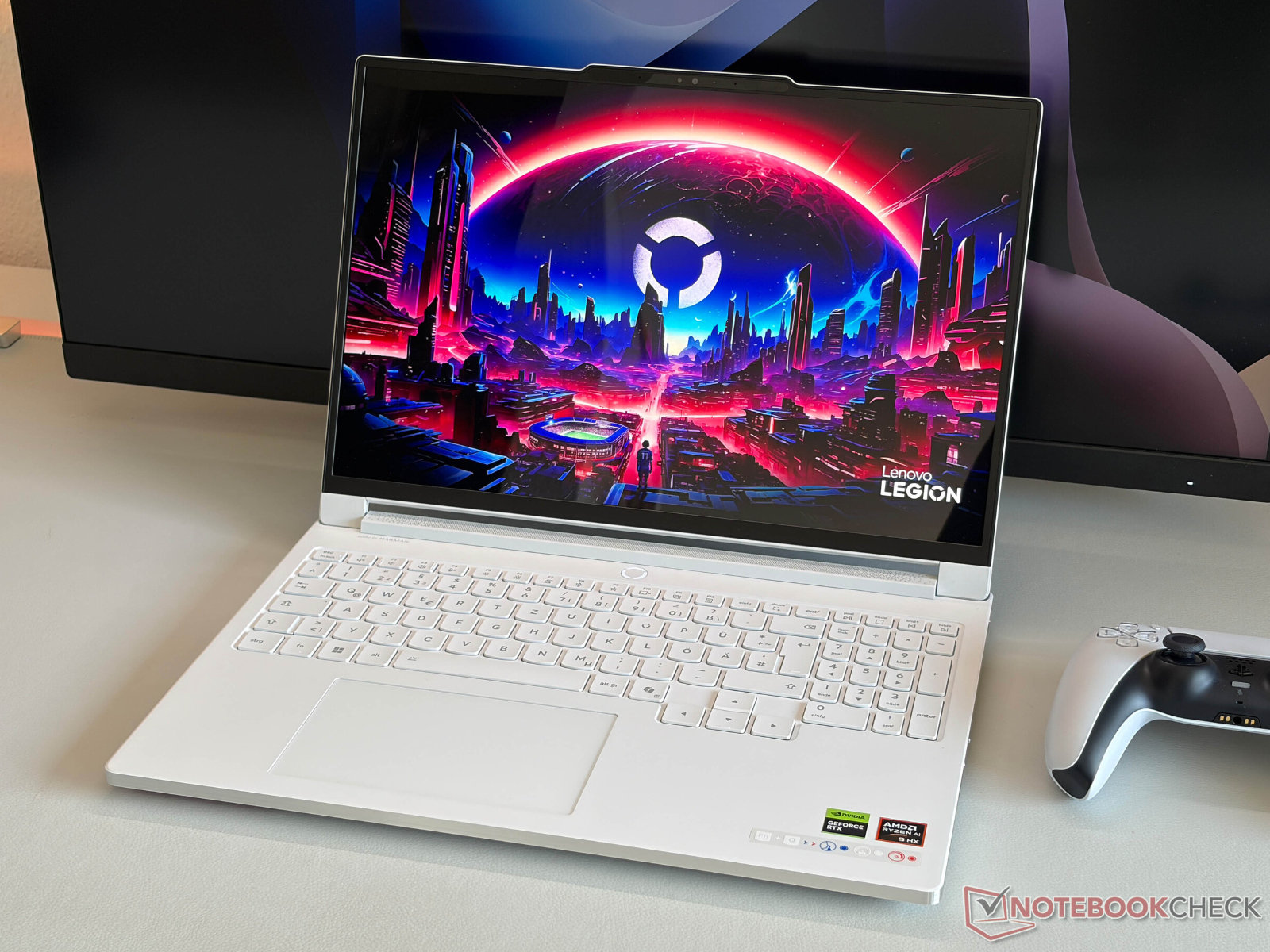 Laptop Lenovo Legion 7 16AGP11 trang bị đồ họa GeForce RTX 5070 và 12 GB VRAM