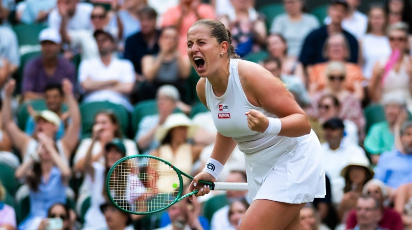 Jelena Ostapenko thực hiện cú đánh trong trận đấu tại Wimbledon.