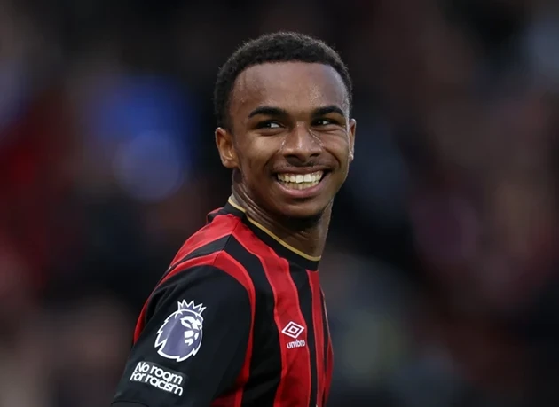 Eli Junior Kroupi ăn mừng bàn thắng trong màu áo Bournemouth