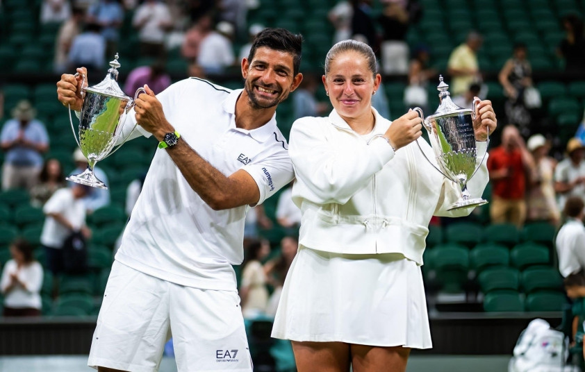 Jelena Ostapenko và Marcelo Arevalo nâng cao cúp vô địch đôi nam nữ tại Wimbledon 2026.