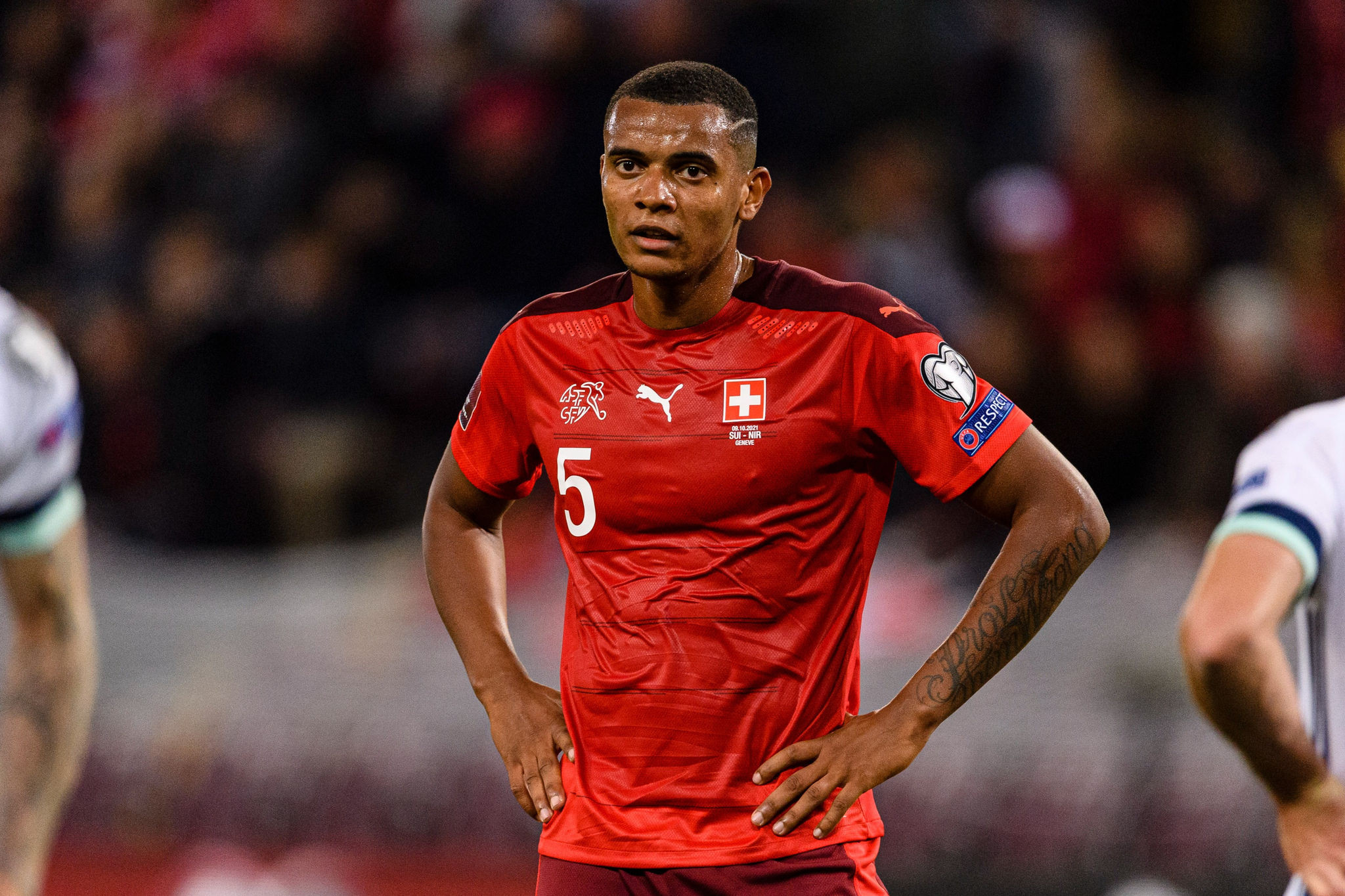 Manuel Akanji là thủ lĩnh hàng phòng ngự Thụy Sĩ đối đầu với hàng công Argentina