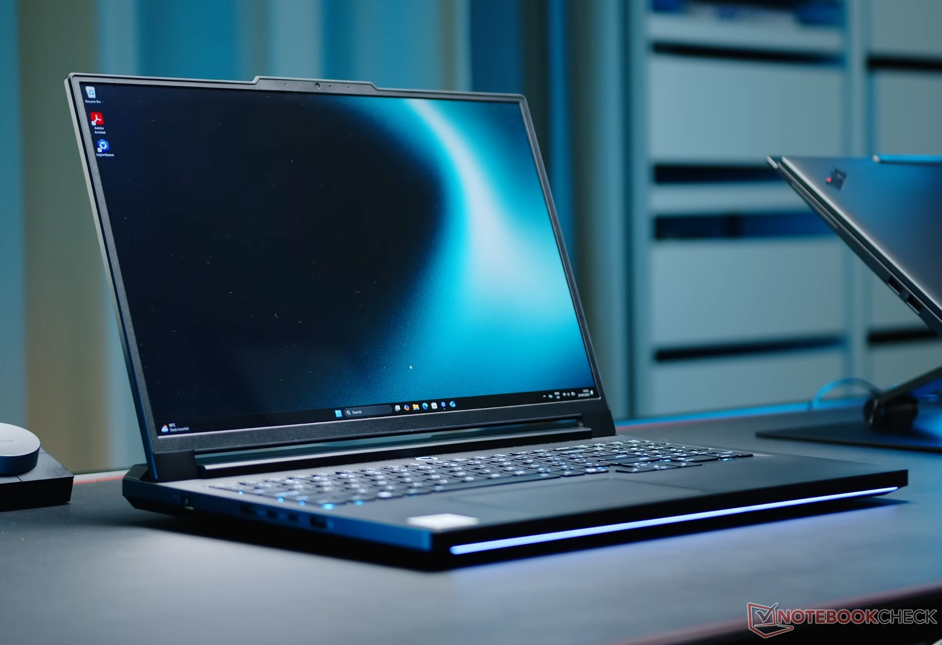 Lenovo Legion Pro 7i với card đồ họa RTX 5080 và màn hình OLED