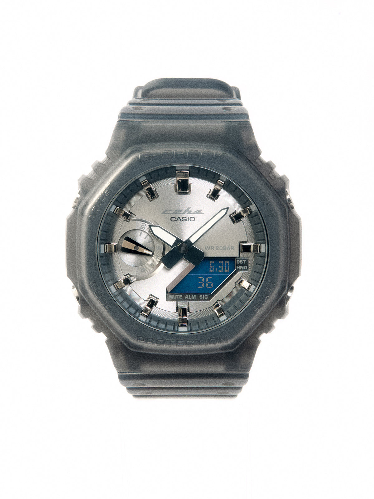 Cận cảnh mặt số bạc xước và vòng bezel nhựa mờ của GA-2100 x C2H4.