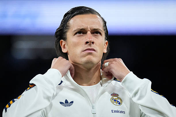 Hậu vệ Alvaro Carreras đang là mục tiêu chuyển nhượng hàng đầu của Xabi Alonso tại Chelsea.