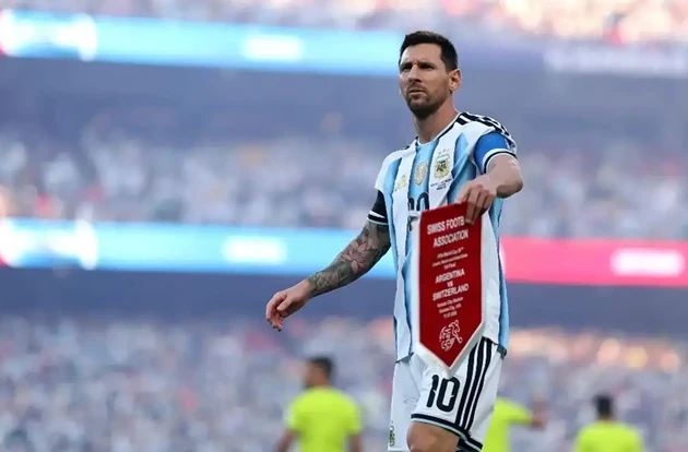 Lionel Messi tranh luận với trọng tài Joao Pinheiro tại tứ kết World Cup 2026