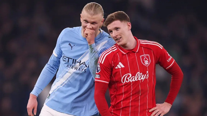 Elliot Anderson và Erling Haaland trong màu áo Manchester City