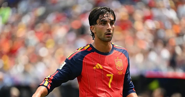 Tiền đạo Ferran Torres trong màu áo Barcelona đang trở thành mục tiêu săn đón của Atletico Madrid.