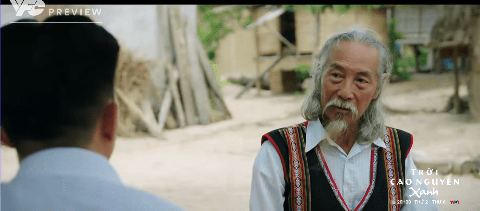 Lãnh đạo phòng an ninh thăm hỏi người dân tại bản IA-Krong