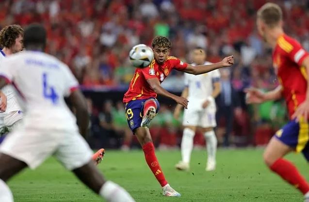 Lamine Yamal ăn mừng siêu phẩm vào lưới đội tuyển Pháp tại EURO 2024.