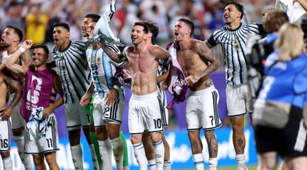 Niềm vui của Messi và đồng đội sau khi vượt qua Thụy Sĩ tại tứ kết.