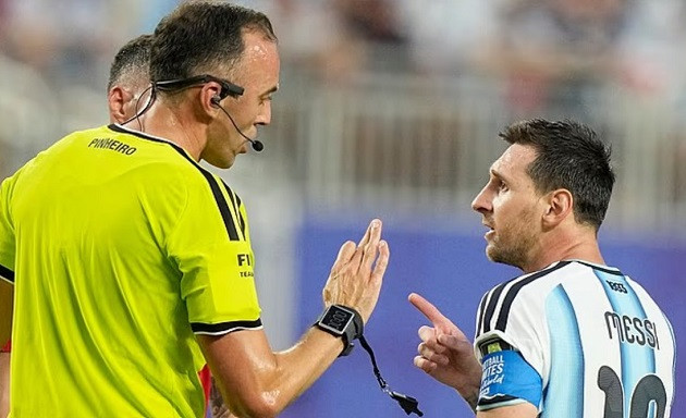Messi và trọng tài Pinheiro đã có những tranh cãi gay gắt. Ảnh Getty.
