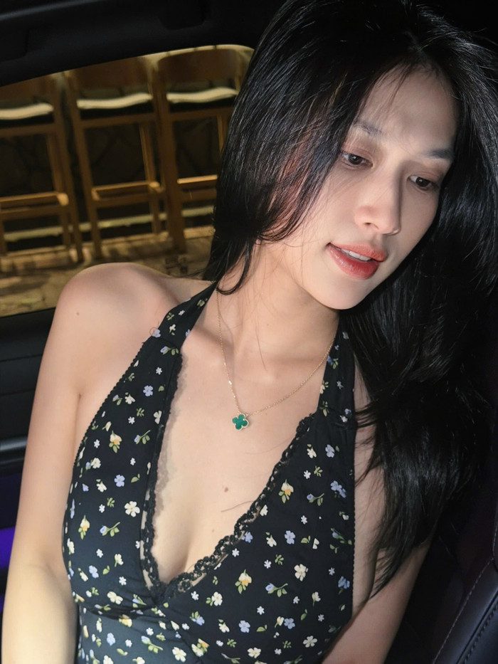 Đoàn Thiên Ân đeo chiếc dây chuyền đá khổng tước do Kỳ Duyên tặng