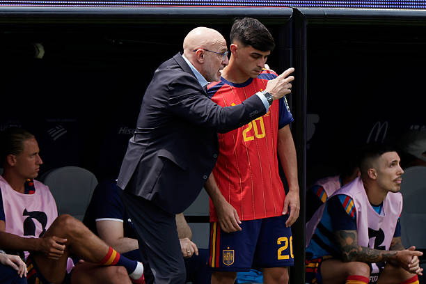 Luis de la Fuente thừa nhận Pedri không thể chơi như ở Barcelona. Ảnh: Getty Images