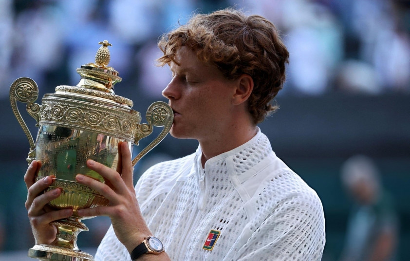 Jannik Sinner nâng cao cúp vô địch Wimbledon lần thứ hai liên tiếp