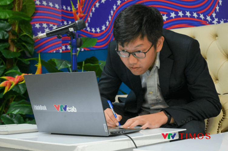 BLV Đức Huy chuẩn bị tài liệu trước giờ lên sóng