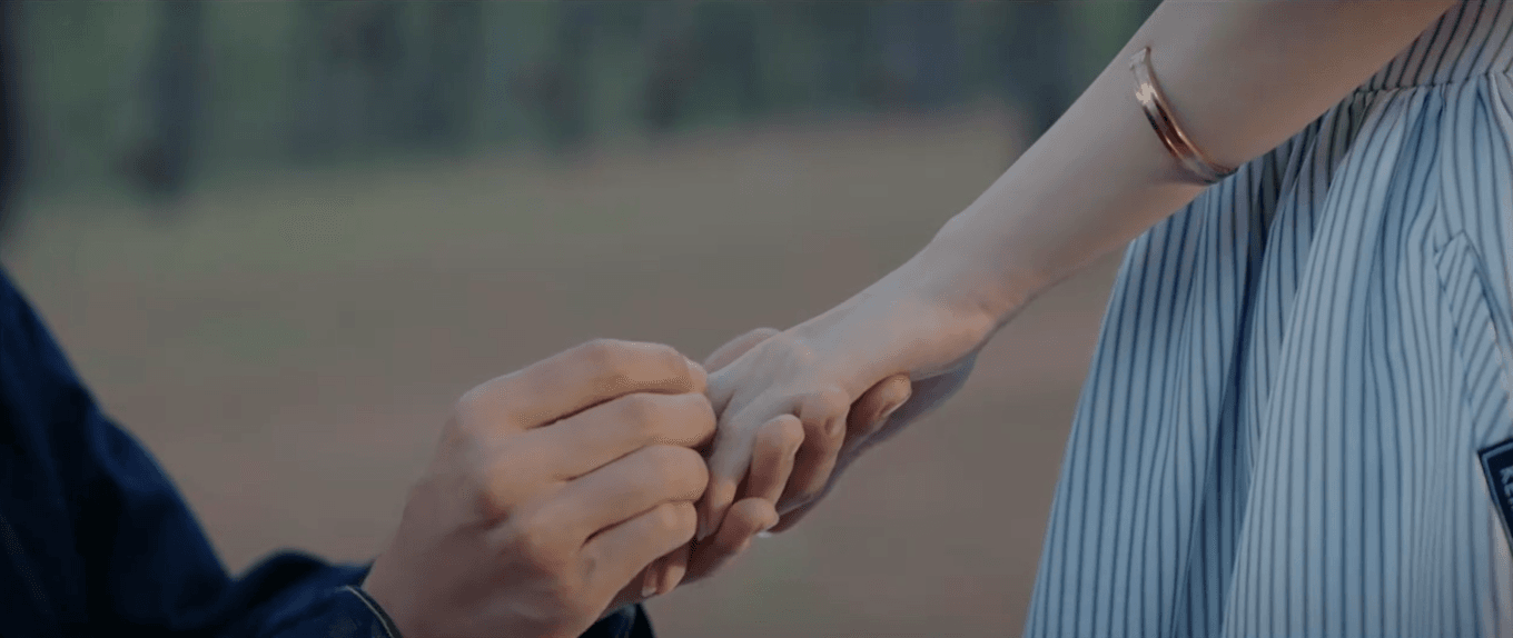 Vân nhận lời cầu hôn của Tuấn sau nhiều năm gắn bó.