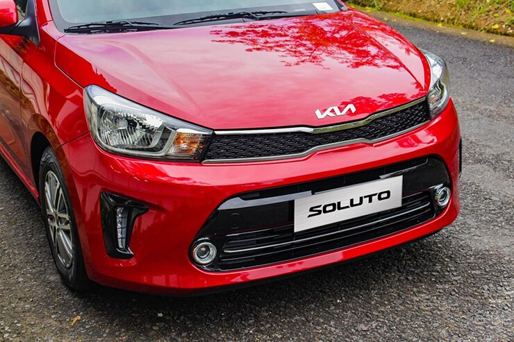 Thân xe KIA Soluto với bộ mâm hợp kim 14 inch
