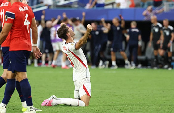 John Stones ăn mừng đầy cảm xúc sau khi cùng đội tuyển Anh đánh bại Na Uy tại World Cup 2026.