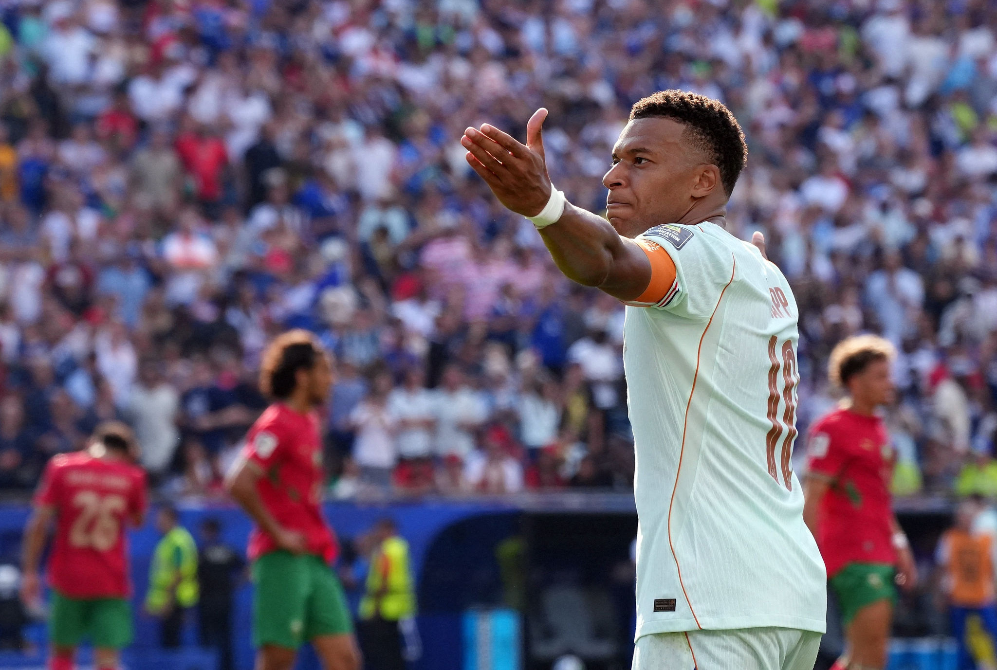 Đội tuyển Pháp và Tây Ban Nha chuẩn bị cho trận bán kết World Cup 2026