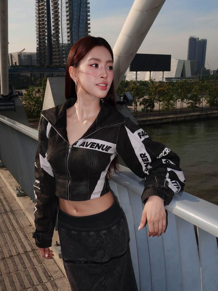 Hoa hậu Tiểu Vy tạo dáng bên cầu Ba Son.