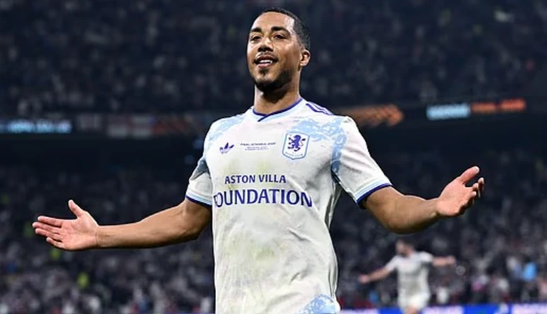Youri Tielemans thi đấu trong màu áo Aston Villa