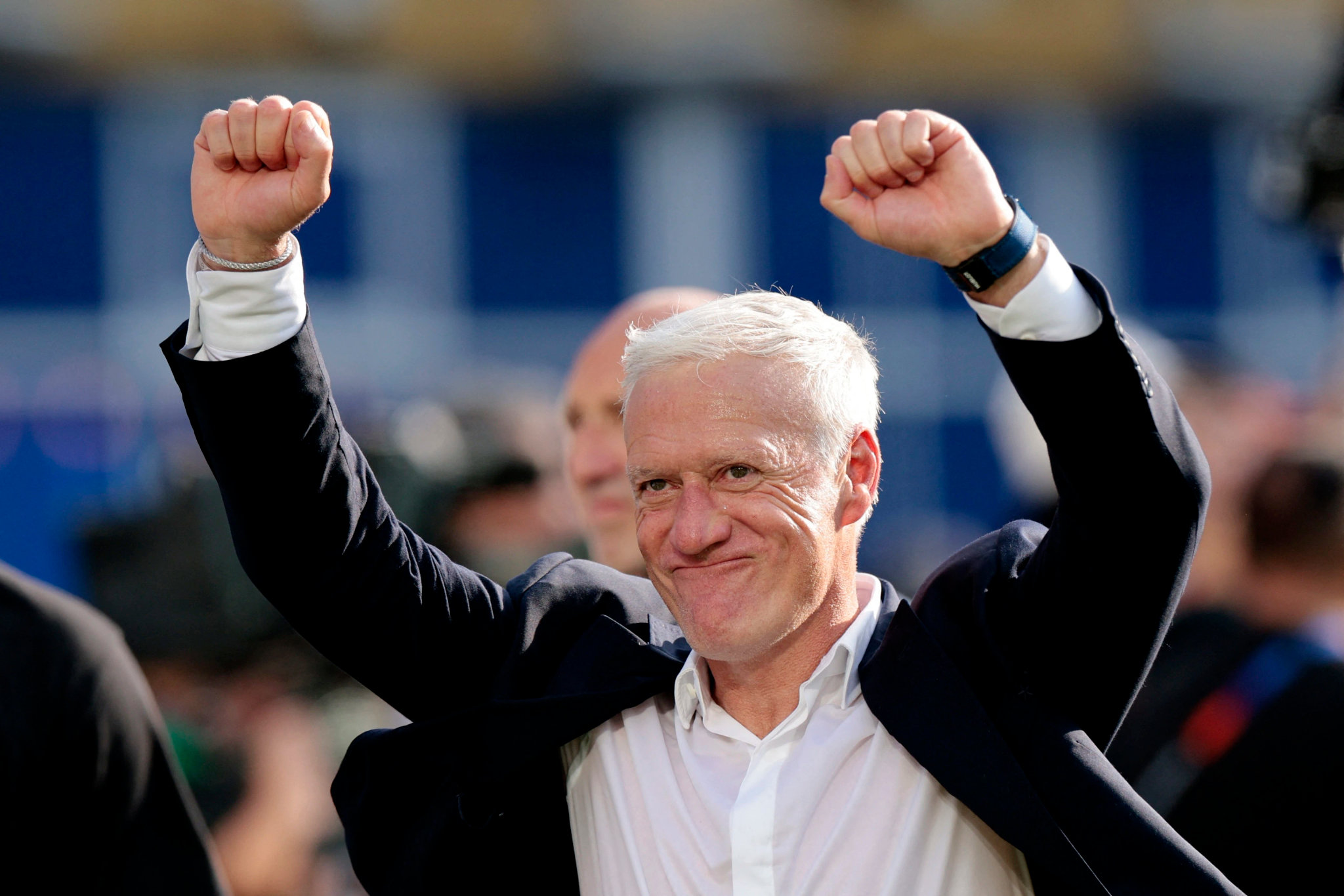 HLV Didier Deschamps chỉ đạo các học trò