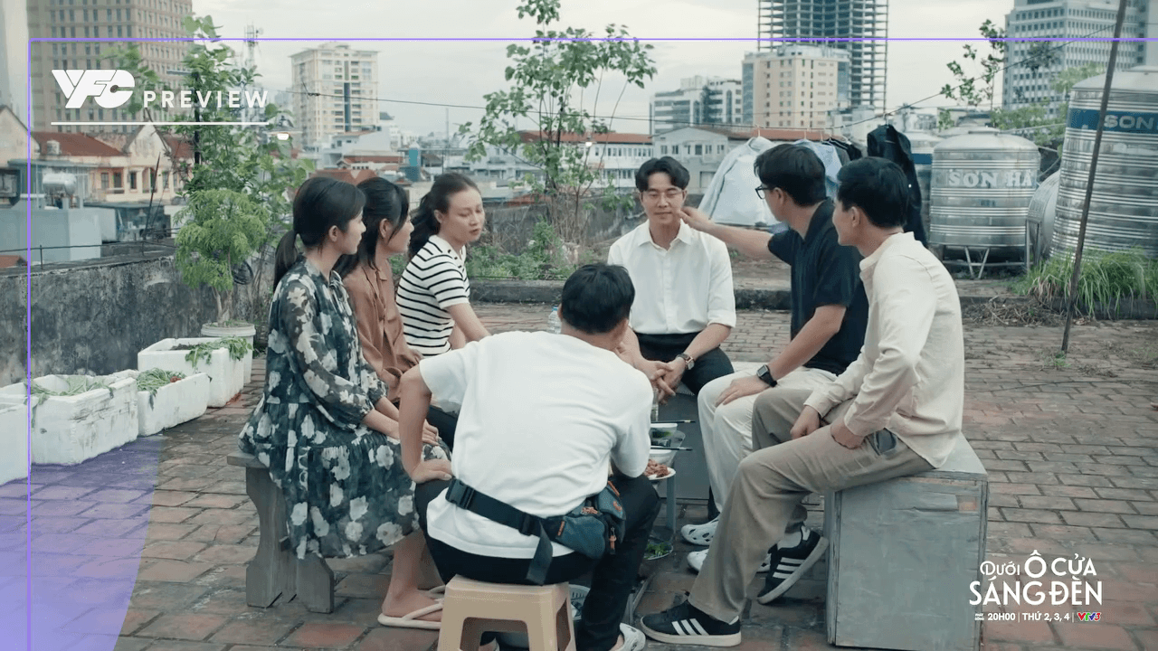 Nhóm bạn khu tập thể ngưỡng mộ sự thành đạt của Sơn