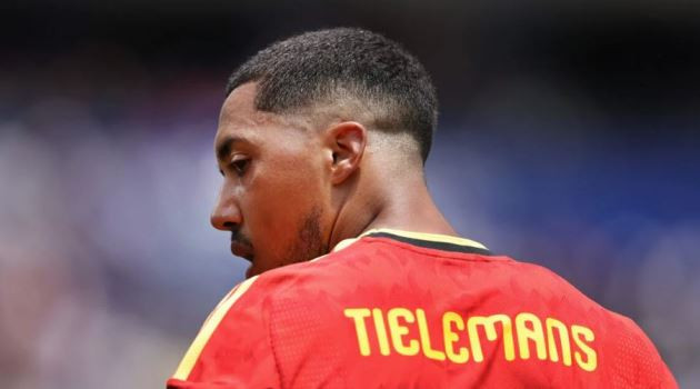 Youri Tielemans chính thức gia nhập Manchester United sau 13 năm được theo đuổi.