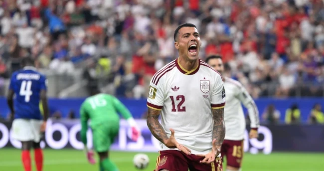 Pedro Porro ăn mừng bàn thắng nâng tỷ số lên 2-0