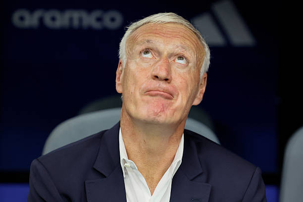 HLV Didier Deschamps bất lực trong việc tìm kiếm phương án xoay chuyển cục diện trận đấu.
