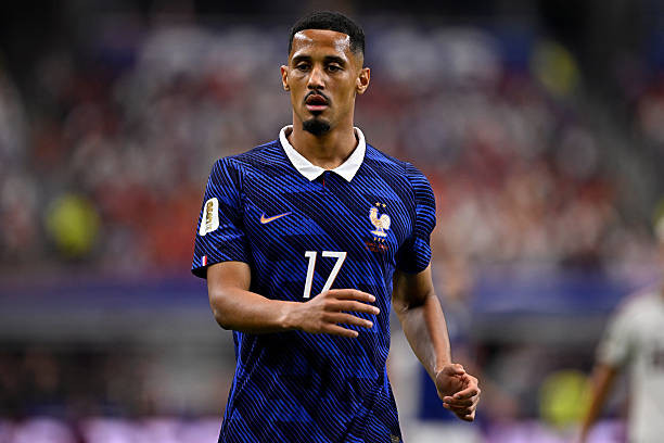 William Saliba rời sân sớm do chấn thương