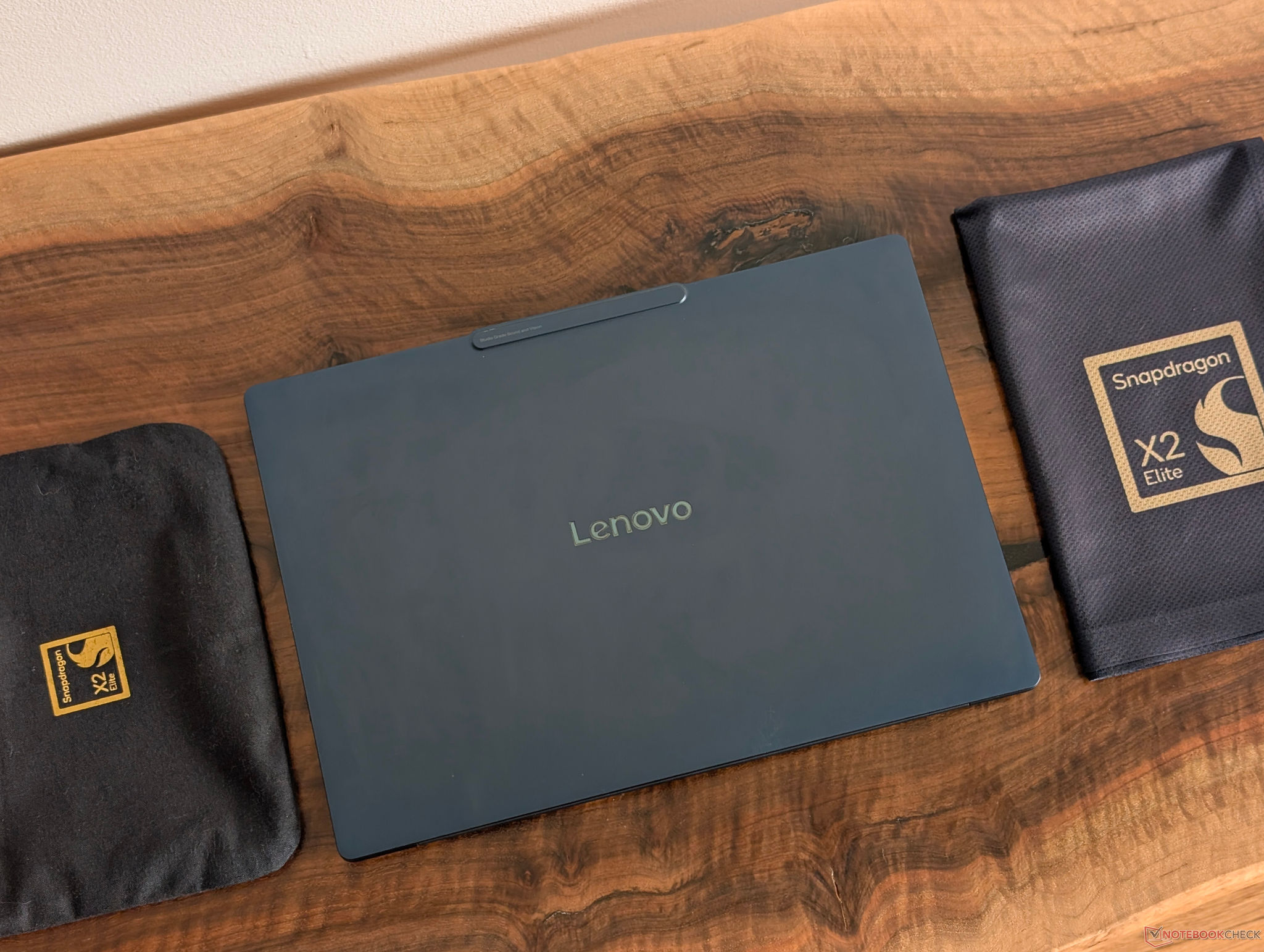 Lenovo Yoga Slim 7 14 phiên bản Snapdragon có thời lượng pin vượt trội so với bản AMD
