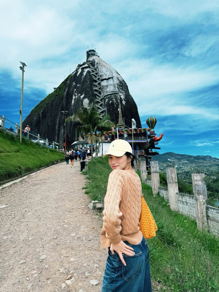 Hoa hậu Hương Giang khiến dân mạng mê mẩn với nhan sắc rạng ngời giữa khung cảnh Colombia. (Nguồn: FBNV)
