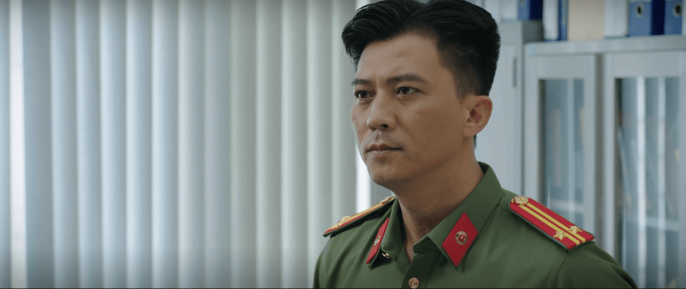 Quang Tuấn và Vũ tìm hiểu địa bàn tại làng Tơ Rơi.