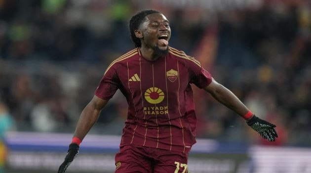 Manu Kone thi đấu trong màu áo AS Roma